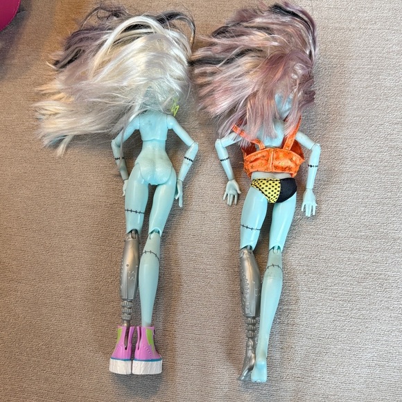 Monster High Dolls with Blue Skin and Multicolored Hair - Picture 4 of 8